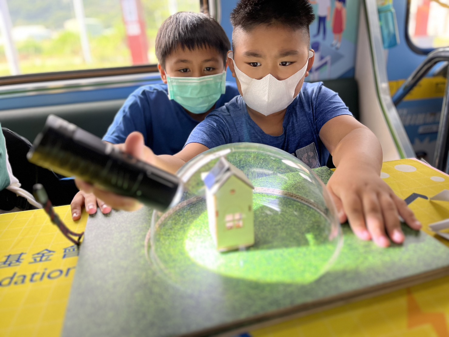 z6mg·人生就是博參與基礎科學主題車廂，以STEAM教學精神，設計「逐日科學家」、「太陽能工程師」以及「淨零建築師」三大能源科普課程和實驗